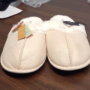 Ardene Size 9/10 Fuzzy Memory Foam Slippers